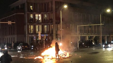 Holanda tem 2ª noite de protestos violentos contra lockdown e medidas de restrição