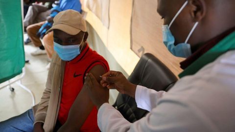 África tem 16,3% da população-alvo totalmente imunizada contra covid