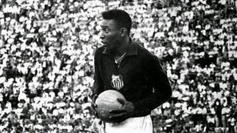 O goleiro Pelé: há 62 anos, Rei jogou na posição em vitória do Santos