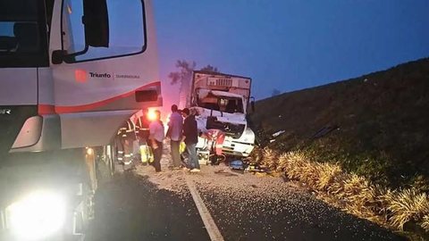 Passageiro morre após acidente entre caminhões em Ocauçu