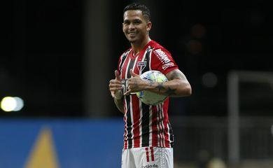 Com show de Luciano, São Paulo vence Bahia e encosta no Atlético-MG