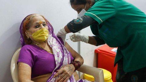 Índia registra menos de 300 mil casos pela primeira vez em 25 dias