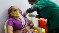 Índia registra menos de 300 mil casos pela primeira vez em 25 dias