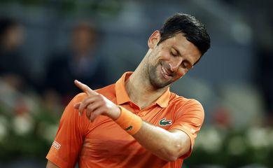 Djokovic inicia campanha no Aberto de Madri com vitória sobre Monfils