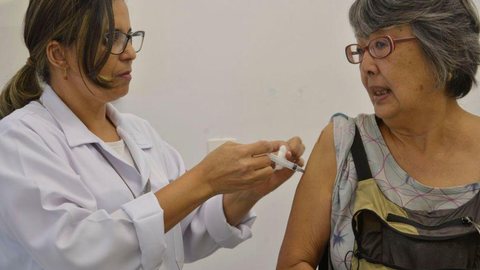 Campanha de vacinação contra gripe terá drive thru para idosos no Rio