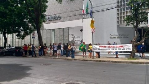 Grupo de associados do Minas protesta contra demissão de Maurício Souza após posts homofóbicos