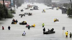 Tempestade tropical Harvey causa mortes, enchentes e destruição nos EUA