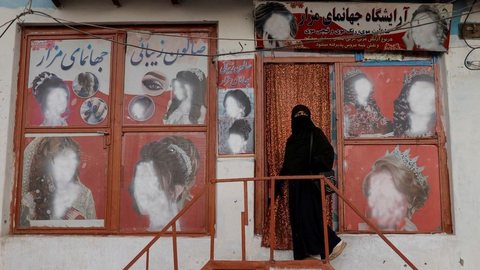 Talibã proíbe mulheres de viajar sem acompanhante homem