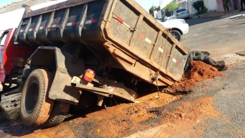 Caminhão é parcialmente engolido por buraco em rua de Bauru