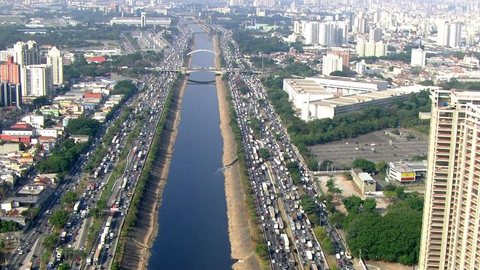 Mais de 1,8 milhão de veículos devem deixar SP neste feriado; veja horários para pegar estrada