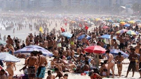 Praias do Rio ficam lotadas de banhistas sem máscaras em feriado nublado