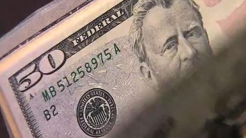 Dólar fecha em alta e vai a R$ 3,77, com exterior e após pesquisa eleitoral