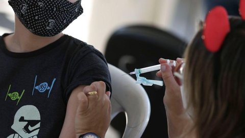 Pessoas infectadas e vacinadas adquirem “superimunidade”, diz estudo