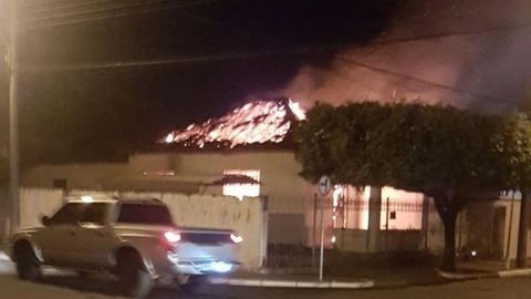 Fogo destrói casa de idosos durante a madrugada em General Salgado
