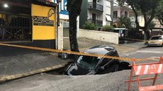 Carro estacionado é ‘engolido’ por cratera no asfalto em SP