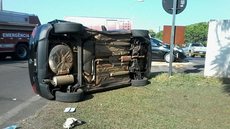 Motorista fica ferido ao bater em outro carro em cruzamento