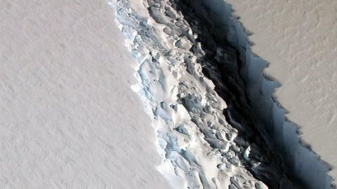 Iceberg gigantesco se desprende de plataforma de gelo na Antártica