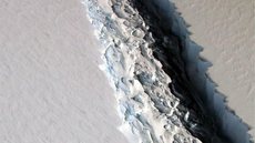 Iceberg gigantesco se desprende de plataforma de gelo na Antártica