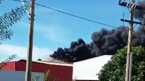 Incêndio atinge galpão de carrocerias em distrito de Votuporanga