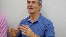 Irmão de Bolsonaro pede votos para esposa de amigo