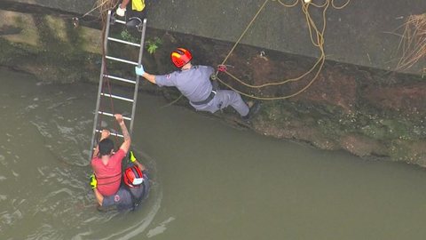 Bombeiros resgatam homem que caiu no Rio Tamanduateí