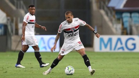 Fernando Diniz rasga elogios a Daniel Alves no São Paulo: “Última prateleira dos jogadores”