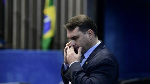 Vereador afirma que Flávio Bolsonaro visitou Adriano da Nóbrega na prisão