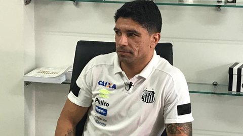 Renato veste terno, explica transição para diretoria e cita pressão por títulos no Santos