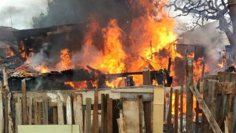Incêndio destrói casa de madeira em bairro de Bauru