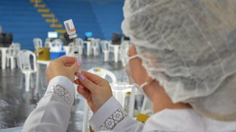 Cidade de SP inicia nesta sexta vacinação contra Covid de pessoas com 52 e 53 anos