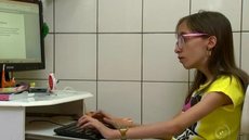 Adolescente com hidrocefalia junta dinheiro para lançar livro e realizar sonho de festa de 15 anos