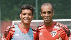 Miranda treina ao lado do filho em dia de integração da base com o profissional no São Paulo