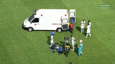IMAGEM FORTE: Jogador do Água Santa desmaia e é retirado de campo de ambulância