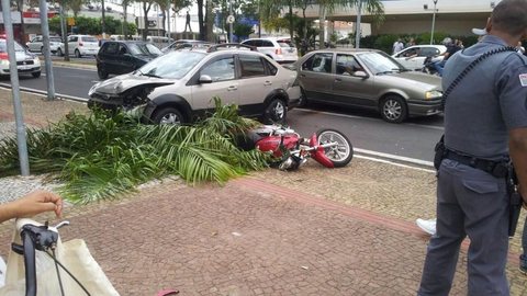 Carro atinge motocicleta e arranca coqueiro após batida em avenida de Marília.