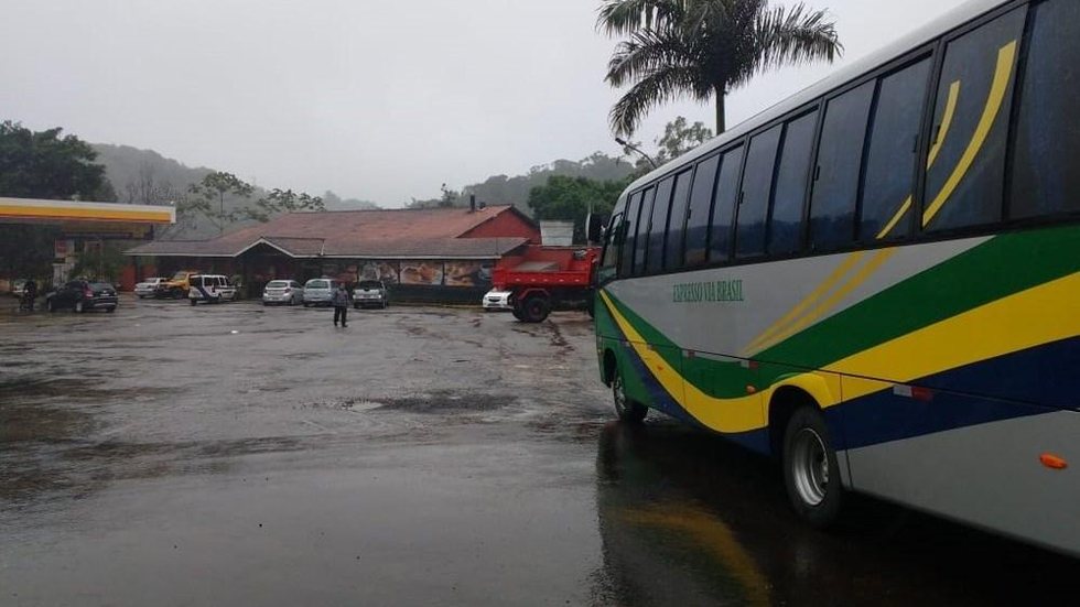 Estudantes de Caraguá passam a noite em ônibus após interdição da Tamoios
