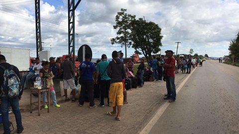 Venezuelanos amanhecem em fila para obter visto e cruzar fronteira com Brasil por Roraima