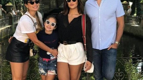 Flávia Alessandra e Otaviano Costa curte férias com a família em Paris