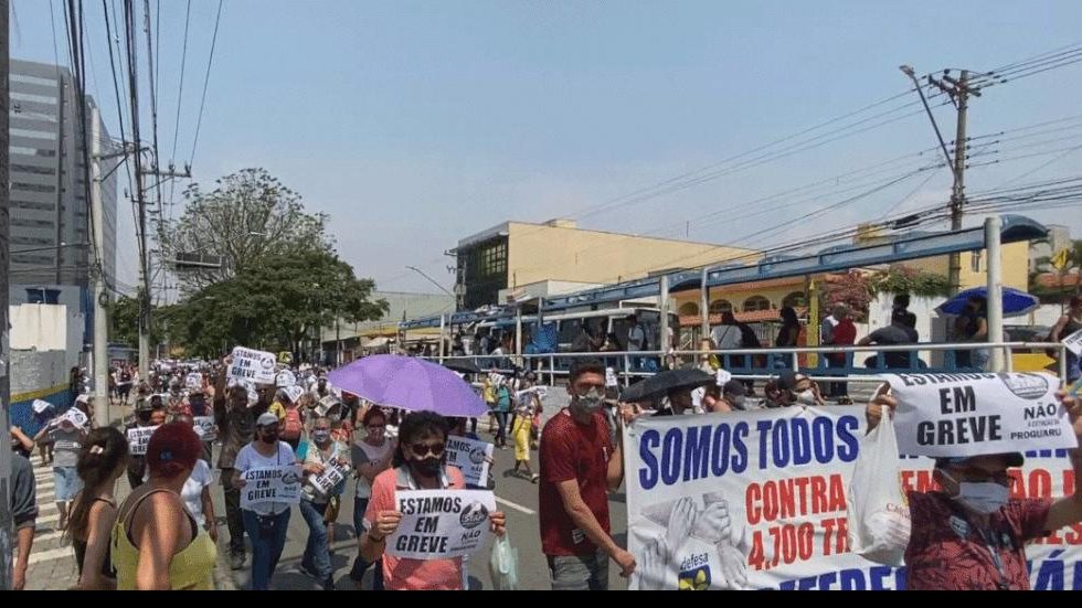 Funcionários da empresa de coleta de lixo e limpeza de Guarulhos protestam novamente nesta terça-feira
