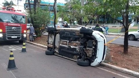 Motorista tomba carro em avenida de Araçatuba