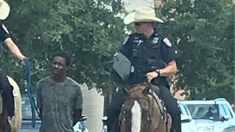 Homem negro amarrado por policiais nos EUA pede indenização de R$ 5,5 milhões