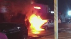 Carro pega fogo em avenida de bairro em Rio Preto; vídeo