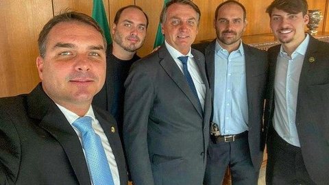 Flávio Bolsonaro enviou material da Abin a advogados e “pessoas de confiança”