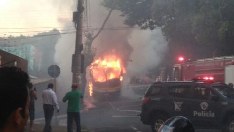 Ônibus faz parada para pegar passageiros e pega fogo em avenida de Rio Preto