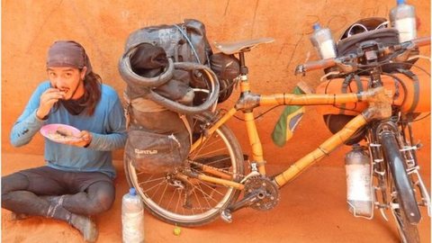 Da neve ao deserto, brasileiro viaja pelo mundo em uma bicicleta de bambu