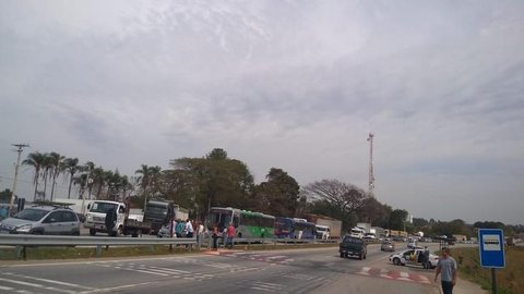Protesto fecha pista da Rodovia João Leme dos Santos em Sorocaba