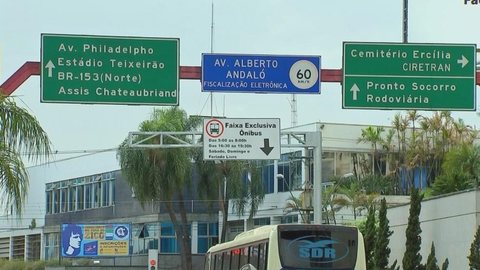 Obras para corredores de ônibus interditam avenida em Rio Preto