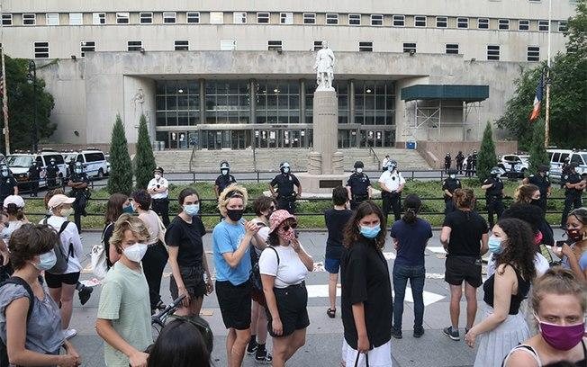 Manifestantes derrubam estátua de Colombo em Baltimore e jogam na água
