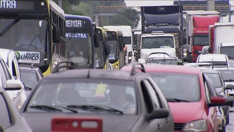 Feriadão leva 2 milhões de veículos às estradas de SP; veja horários para viajar