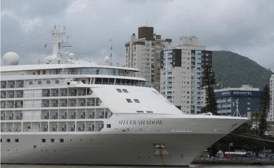 Últimos passageiros de navio isolado no Porto do Recife são retirados