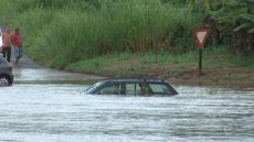 ‘Não sabia que a água quase cobriria o carro’, diz taxista ilhado após córrego transbordar